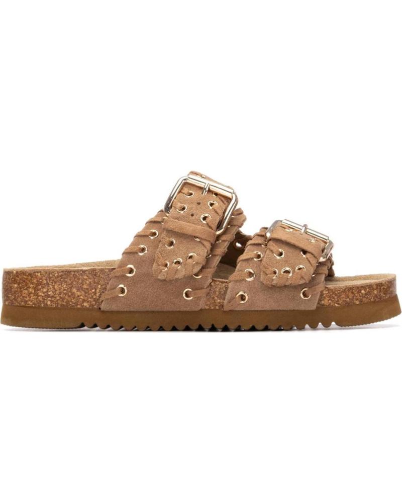 XTI SANDALIAS PLANAS XTI CON DOBLE HEBILLA Y DETALLE DE TACHUELAS CAMEL