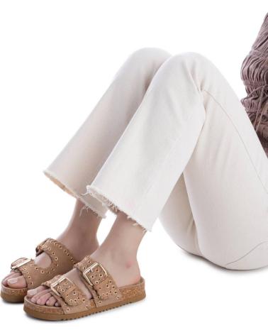 XTI SANDALIAS PLANAS XTI CON DOBLE HEBILLA Y DETALLE DE TACHUELAS CAMEL
