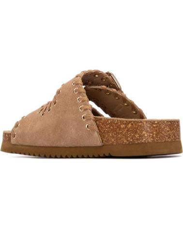 XTI SANDALIAS PLANAS XTI CON DOBLE HEBILLA Y DETALLE DE TACHUELAS CAMEL