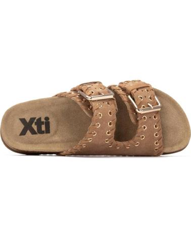 XTI SANDALIAS PLANAS XTI CON DOBLE HEBILLA Y DETALLE DE TACHUELAS CAMEL