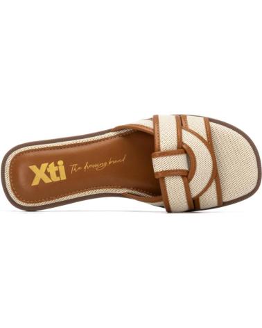 XTI SANDALIA PLANA CON TIRAS ENTRELAZADAS Y DETALLE EN CONTRASTE CAMEL