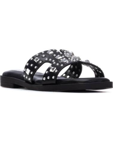 XTI SANDALIAS PLANAS CON TACHUELAS Y TIRAS CRUZADAS NEGRO