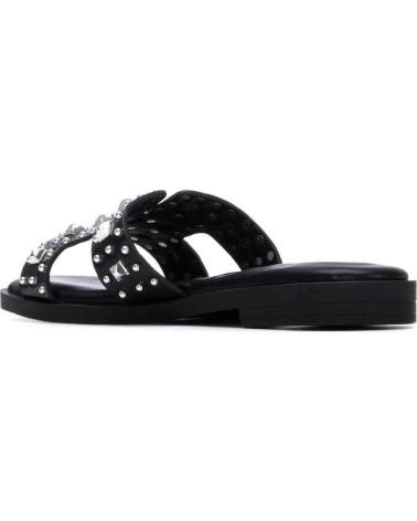XTI SANDALIAS PLANAS CON TACHUELAS Y TIRAS CRUZADAS NEGRO