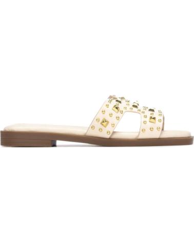 SANDALIAS PLANAS XTI CON TACHUELAS DECORATIVAS BEIGE