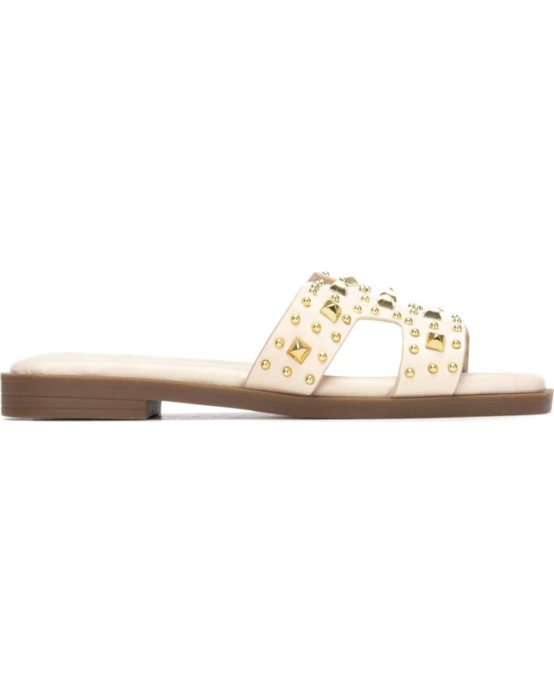 SANDALIAS PLANAS XTI CON TACHUELAS DECORATIVAS BEIGE