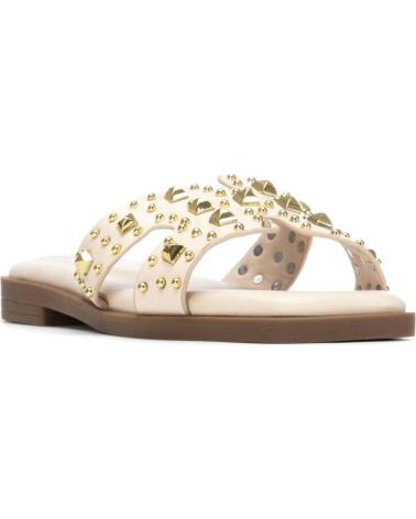 SANDALIAS PLANAS XTI CON TACHUELAS DECORATIVAS BEIGE