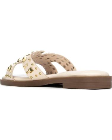 SANDALIAS PLANAS XTI CON TACHUELAS DECORATIVAS BEIGE