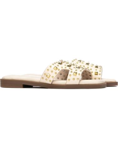 SANDALIAS PLANAS XTI CON TACHUELAS DECORATIVAS BEIGE
