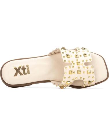 SANDALIAS PLANAS XTI CON TACHUELAS DECORATIVAS BEIGE