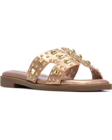 XTI SANDALIA PLANA CON TACHUELAS Y DISEÑO CALADO ORO