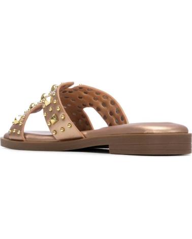 XTI SANDALIA PLANA CON TACHUELAS Y DISEÑO CALADO ORO