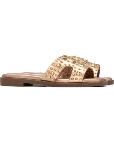 XTI SANDALIA PLANA CON TACHUELAS Y DISEÑO CALADO ORO