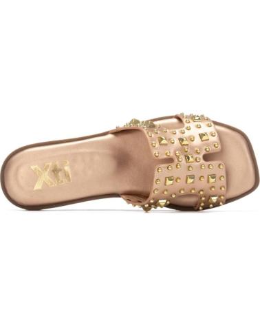 XTI SANDALIA PLANA CON TACHUELAS Y DISEÑO CALADO ORO