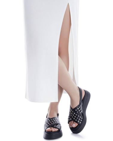 XTI SANDALIAS CON TIRAS CRUZADAS, TACHUELAS Y PLATAFORMA 145239 NEGRO