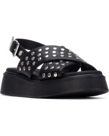 XTI SANDALIAS CON TIRAS CRUZADAS, TACHUELAS Y PLATAFORMA 145239 NEGRO