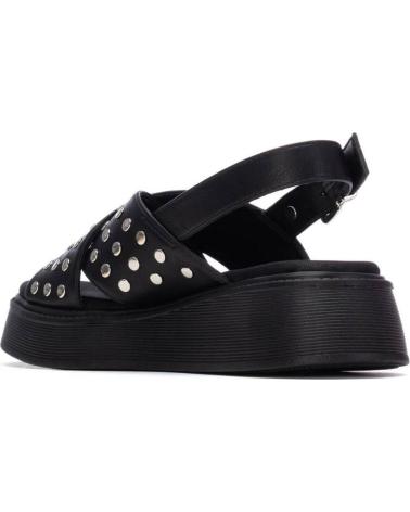 XTI SANDALIAS CON TIRAS CRUZADAS, TACHUELAS Y PLATAFORMA 145239 NEGRO