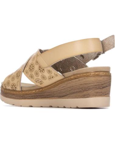 REFRESH SANDALIA CUÑA CON TIRAS CRUZADAS Y DETALLE TROQUELADO BEIGE