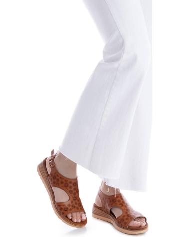 REFRESH SANDALIA 175167 CON DISEÑO GRABADO CAMEL