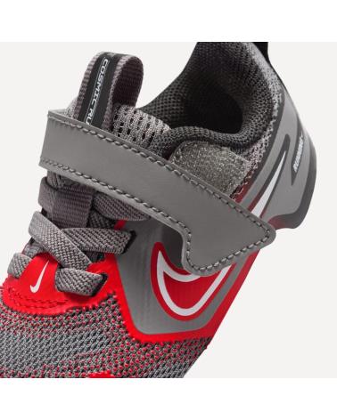 NIKE ZAPATILLAS RUNNING HM4401 EN COLOR PARA BEBE GRIS-ROJO
