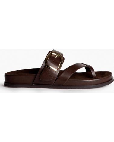 CORINA SANDALIA PLANA M6410 CON TIRAS ANCHAS Y HEBILLA CAFE