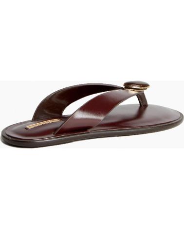 CORINA SANDALIA PLANA M6445 CON DETALLE DE CHAPA ACOLCHADA BURDEOS