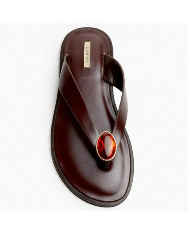 CORINA SANDALIA PLANA M6445 CON DETALLE DE CHAPA ACOLCHADA BURDEOS