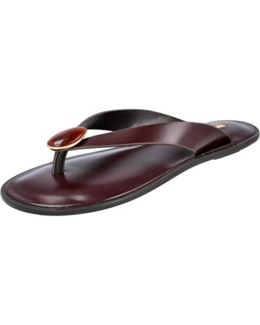 CORINA SANDALIA PLANA M6445 CON DETALLE DE CHAPA ACOLCHADA BURDEOS
