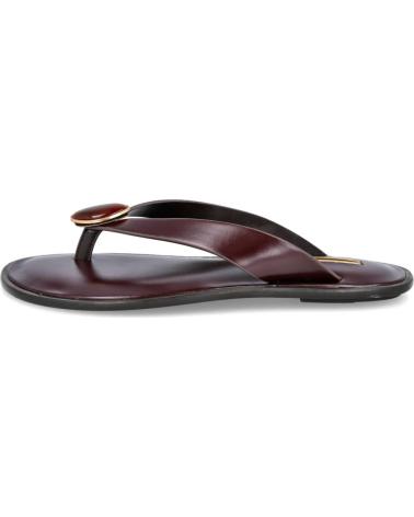 CORINA SANDALIA PLANA M6445 CON DETALLE DE CHAPA ACOLCHADA BURDEOS