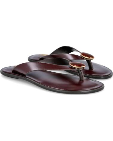 CORINA SANDALIA PLANA M6445 CON DETALLE DE CHAPA ACOLCHADA BURDEOS
