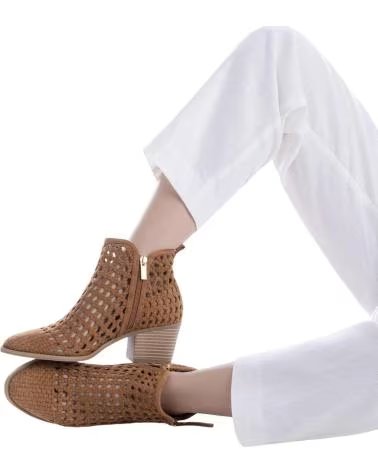 XTI BOTINS RECORTADOS COM SALTO BLOCO CAMEL