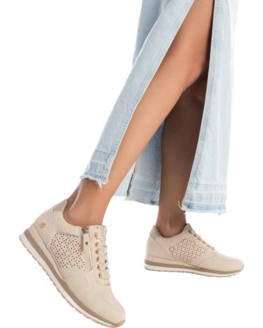XTI TÊNIS CASUAIS COM DETALHES VAZADOS BEIGE