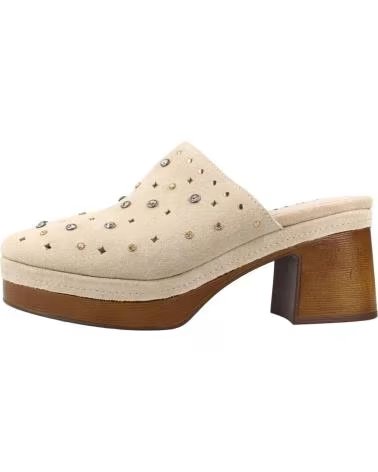 CARMELA ZUECOS CON TACHUELAS Y PLATAFORMA EFECTO MADERA BEIGE
