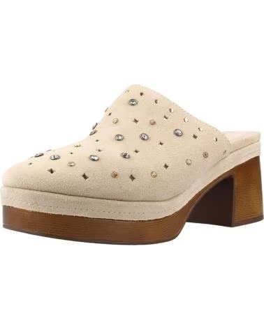 CARMELA ZUECOS CON TACHUELAS Y PLATAFORMA EFECTO MADERA BEIGE