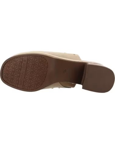 CARMELA ZUECOS CON TACHUELAS Y PLATAFORMA EFECTO MADERA BEIGE