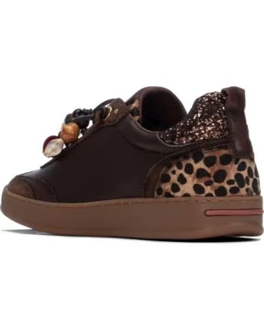 CARMELA ZAPATILLAS 164152 MARRÓN CON DETALLES DECORATIVOS MARRON