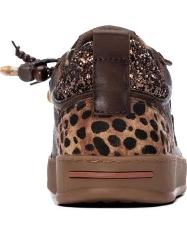 CARMELA ZAPATILLAS 164152 MARRÓN CON DETALLES DECORATIVOS MARRON