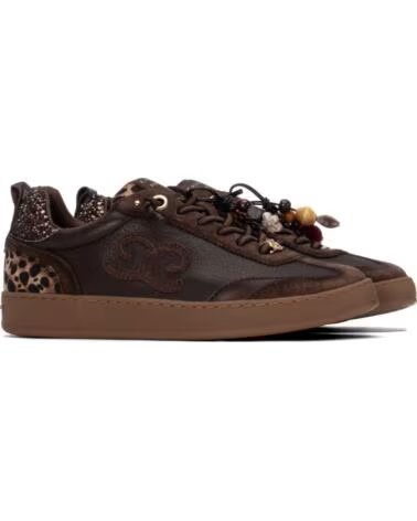 CARMELA ZAPATILLAS 164152 MARRÓN CON DETALLES DECORATIVOS MARRON