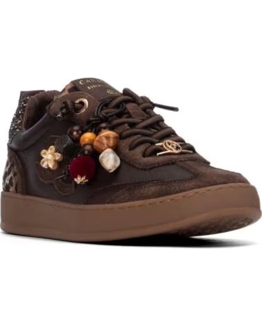 CARMELA ZAPATILLAS 164152 MARRÓN CON DETALLES DECORATIVOS MARRON