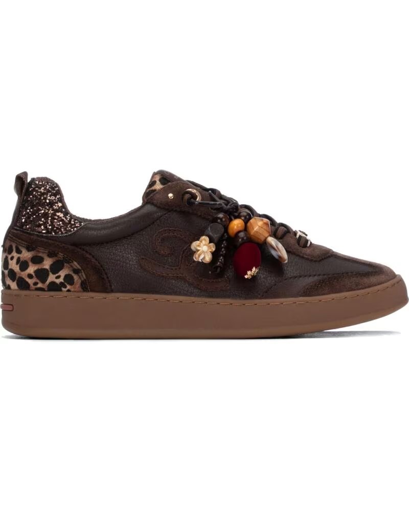 CARMELA ZAPATILLAS 164152 MARRÓN CON DETALLES DECORATIVOS MARRON