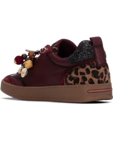 CARMELA ZAPATILLAS CASUAL 164152 BURDEOS CON ADORNOS