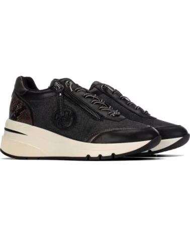 CARMELA ZAPATILLAS 164228 NEGRAS CON PLATAFORMA NEGRO