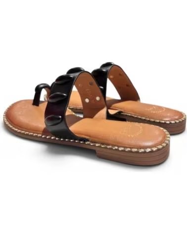 TIMBOS SANDALIA ESCLAVA PLANA 132993 CON DETALLE DE TACHUELAS NEGRO