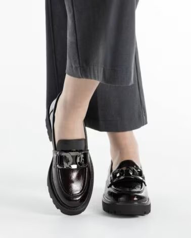 XTI MOCASÍN 146258 DE CHAROL NEGRO CON ADORNO DE CADENA Y SUELA TRACK
