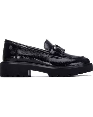 XTI MOCASÍN 146258 DE CHAROL NEGRO CON ADORNO DE CADENA Y SUELA TRACK