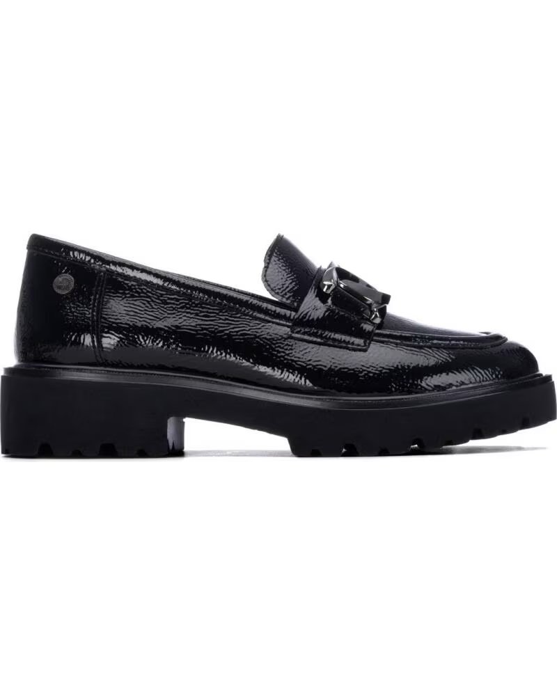 XTI MOCASÍN 146258 DE CHAROL NEGRO CON ADORNO DE CADENA Y SUELA TRACK