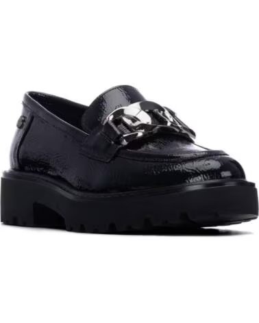 XTI MOCASÍN 146258 DE CHAROL NEGRO CON ADORNO DE CADENA Y SUELA TRACK