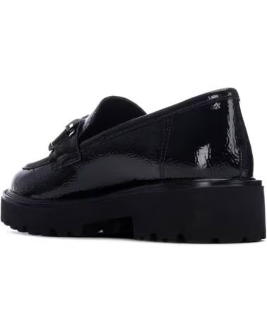 XTI MOCASÍN 146258 DE CHAROL NEGRO CON ADORNO DE CADENA Y SUELA TRACK