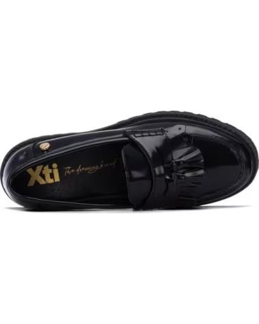 XTI MOCASÍN DE TACÓN BAJO CON BORLAS NEGRO