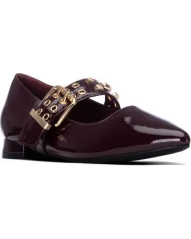 XTI ZAPATOS DE SALÓN PLANOS 146418 CON TIRA Y HEBILLA BURDEOS