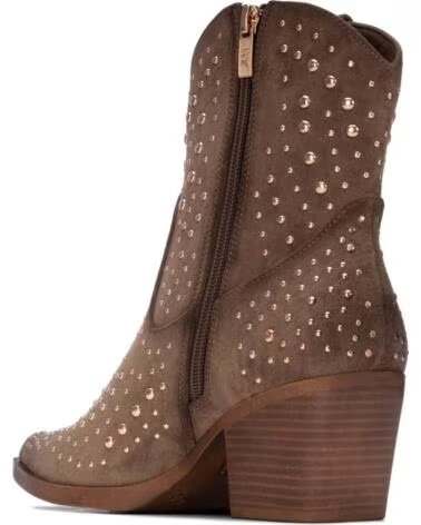 XTI BOTINES CAMPEROS DE ANTE CON TACHUELAS Y TACÓN ANCHO TAUPE